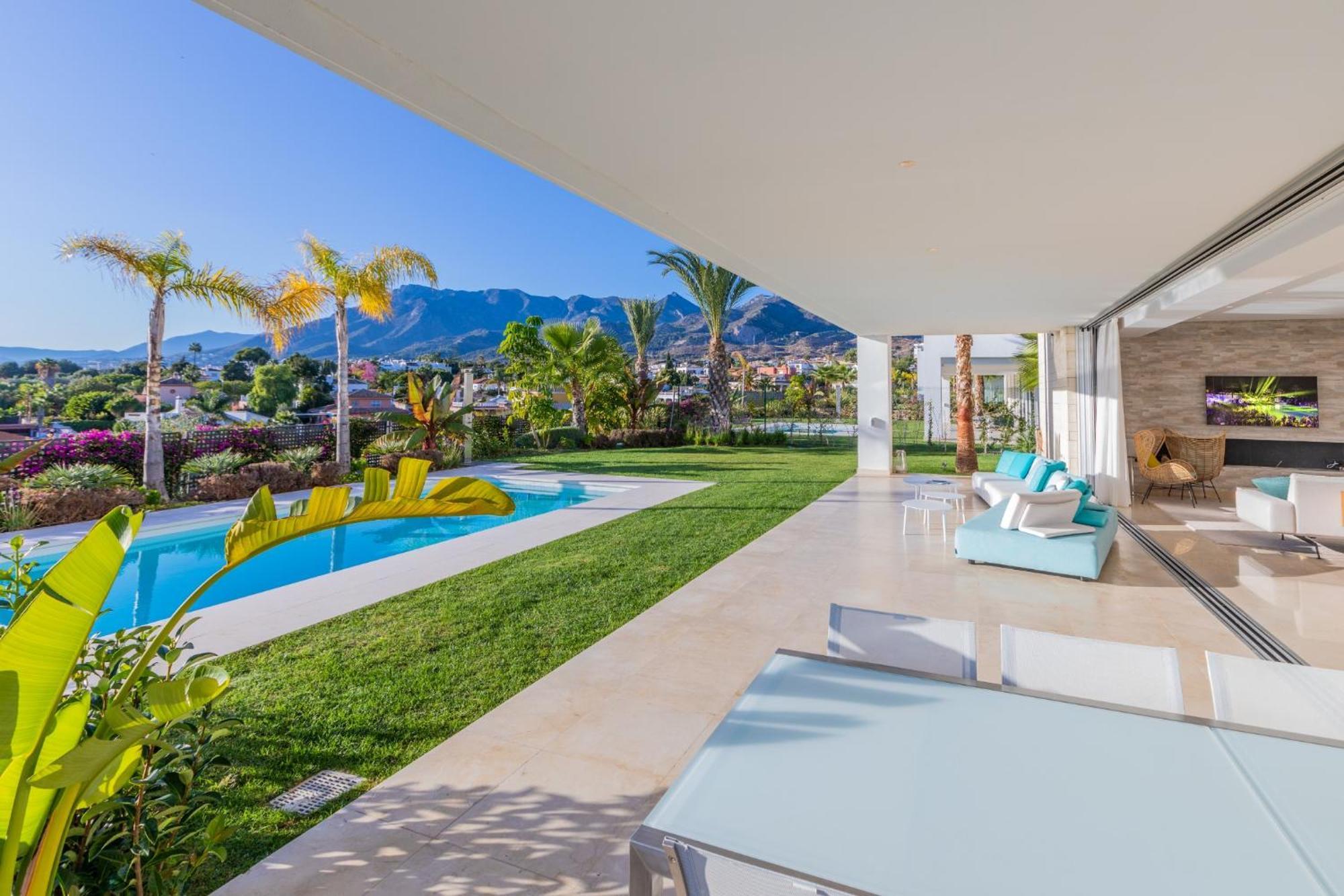 Beautiful Modern With Amazing Views *
